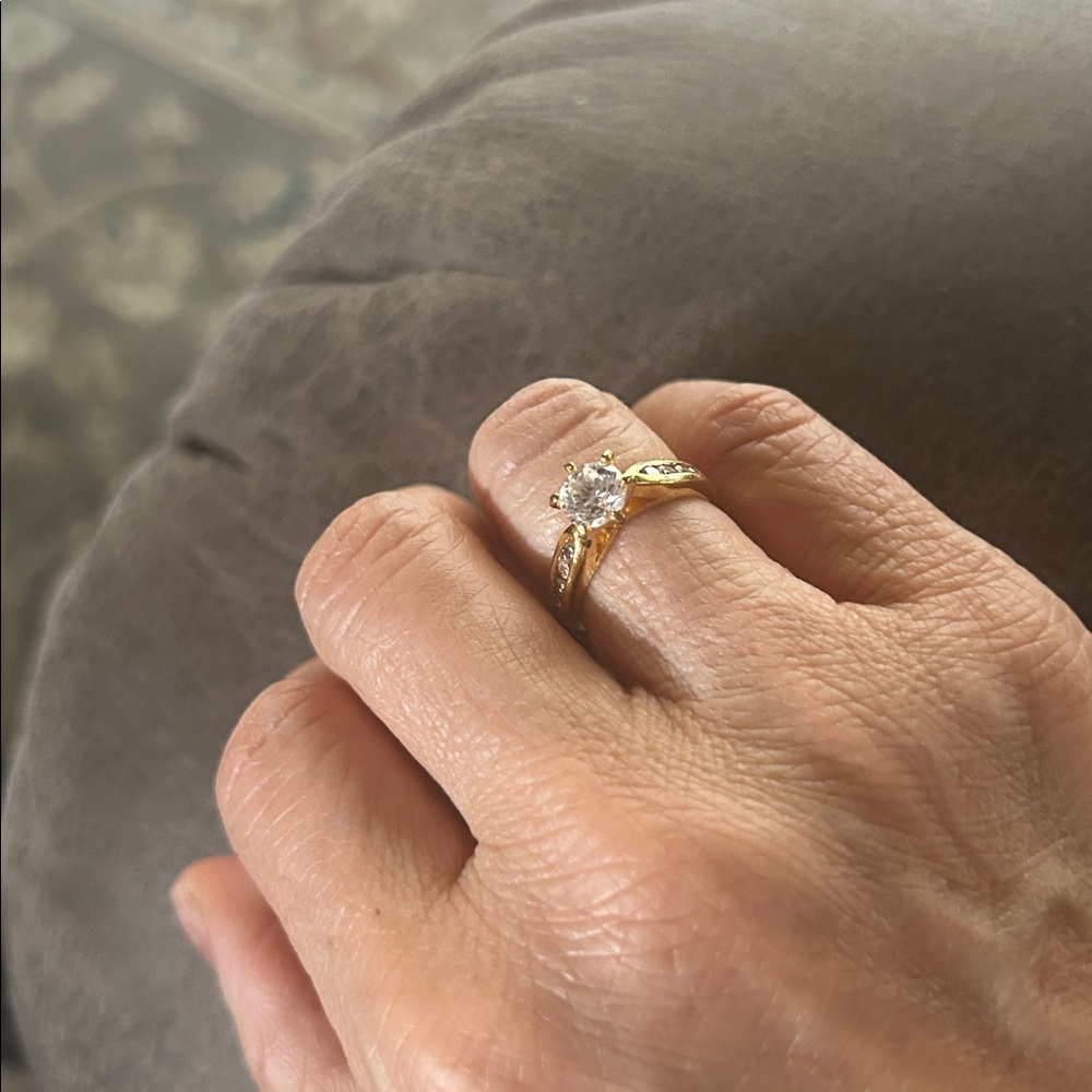 Elegant Gold Ring with side accents-size 6 - Picture 11 of 12